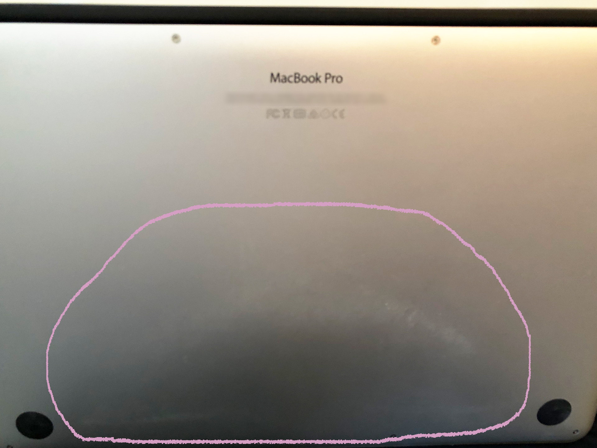 【MacBook Pro】本体バッテリー膨張と液晶画面のコーティング剥がれ